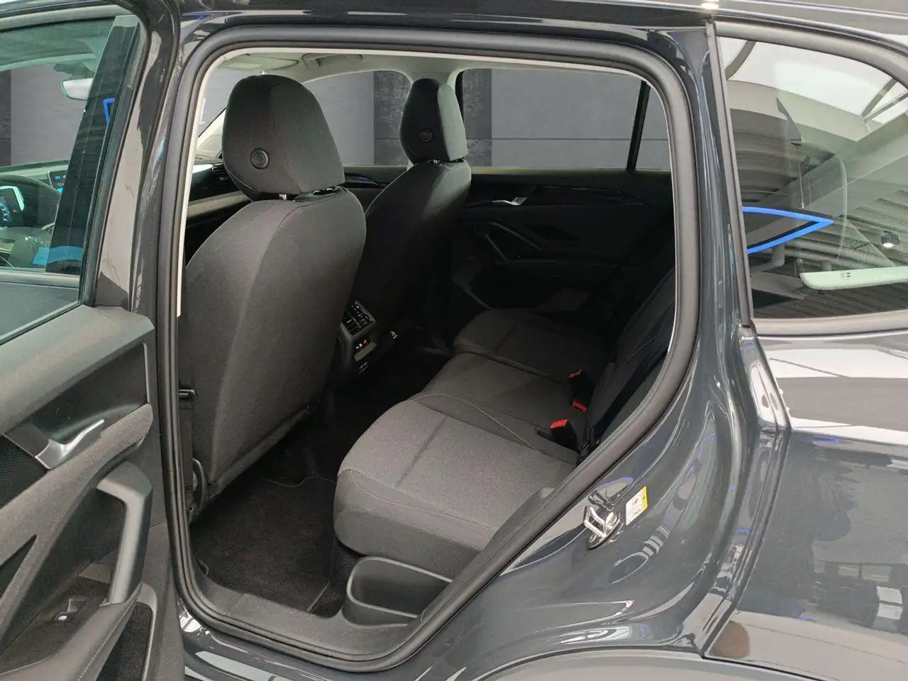 Volkswagen Tiguan 1.5 eTSI 130 PS DSG +NAVI+AHK+KLIMA+REARVIEW+ — Galería del vehículo 13