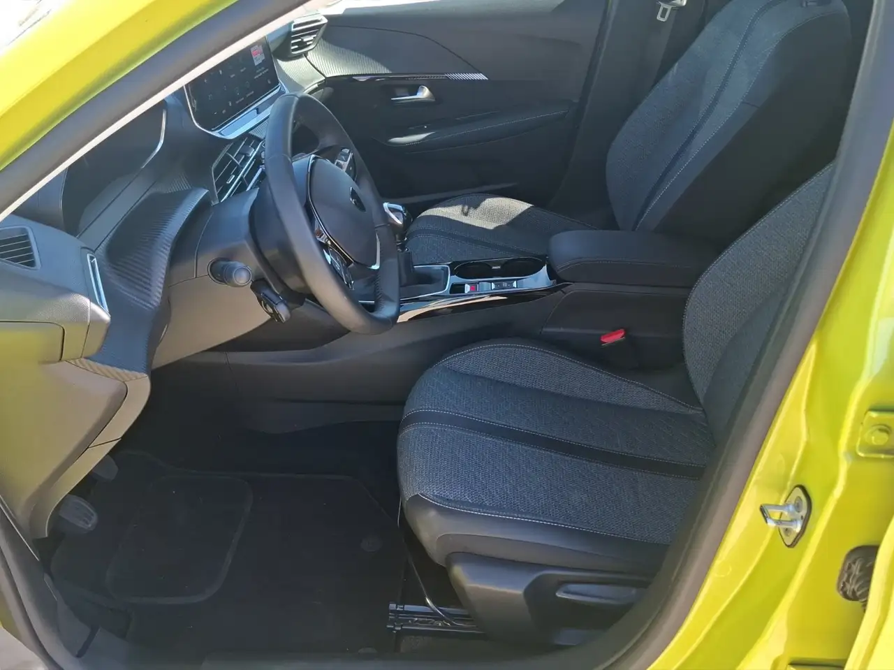 Peugeot 208 Allure 1.2 PureTech 100 LED+SHZ.+PDC — معرض صور السيارة 10