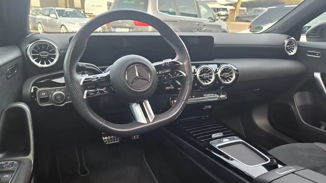Mercedes-Benz A 220 A 220 4Matic Panorama Standheizung AMG — Vehicle gallery 14