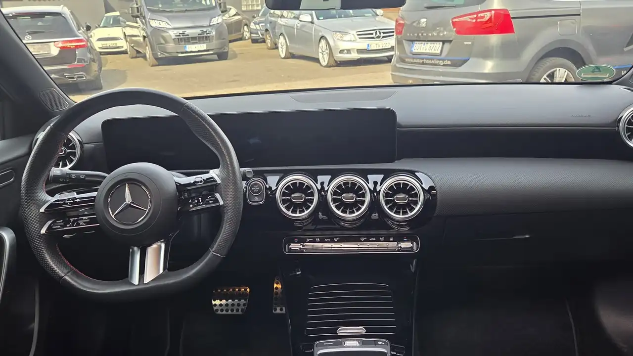 Mercedes-Benz A 220 A 220 4Matic Panorama Standheizung AMG — Vehicle gallery 6