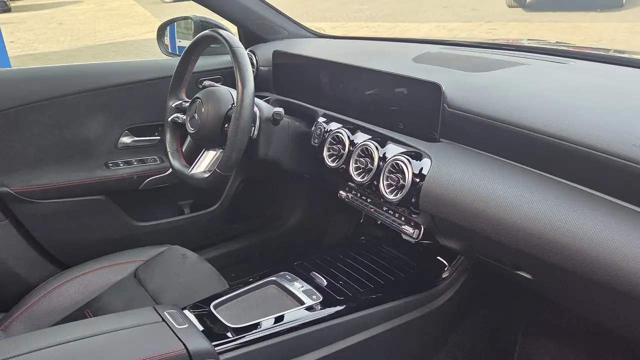 Mercedes-Benz A 220 A 220 4Matic Panorama Standheizung AMG — Vehicle gallery 18