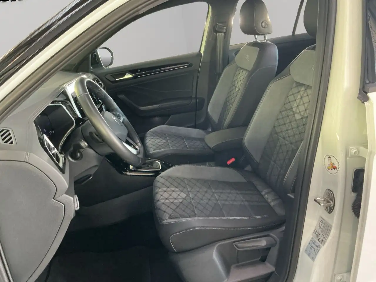 Volkswagen T-Roc 1.5 TSI DSG R-Line AHK, NAVI, KEYLESS LED — Galería del vehículo 13