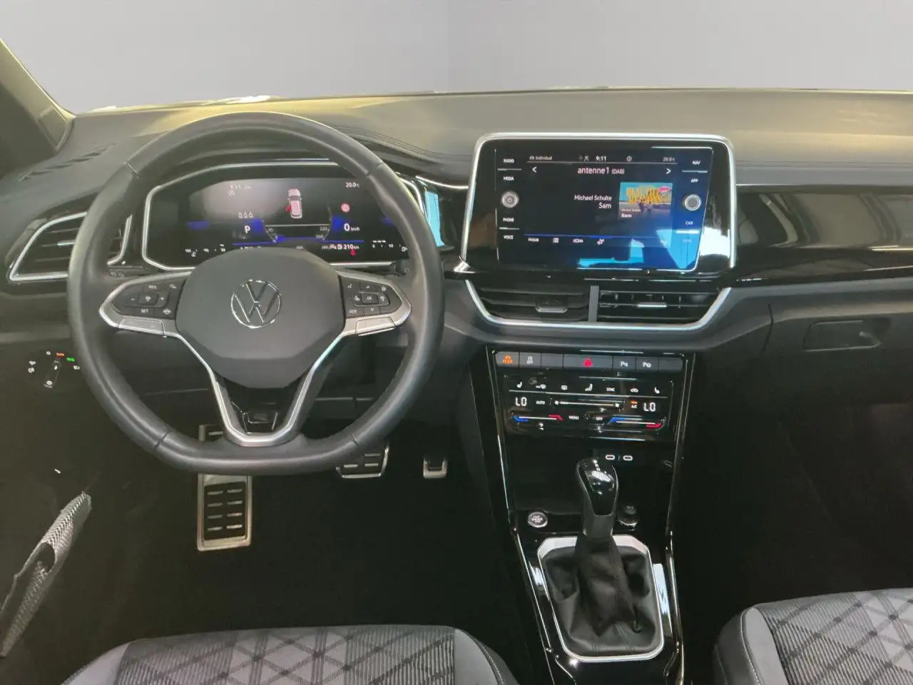 Volkswagen T-Roc 1.5 TSI DSG R-Line AHK, NAVI, KEYLESS LED — Galería del vehículo 15