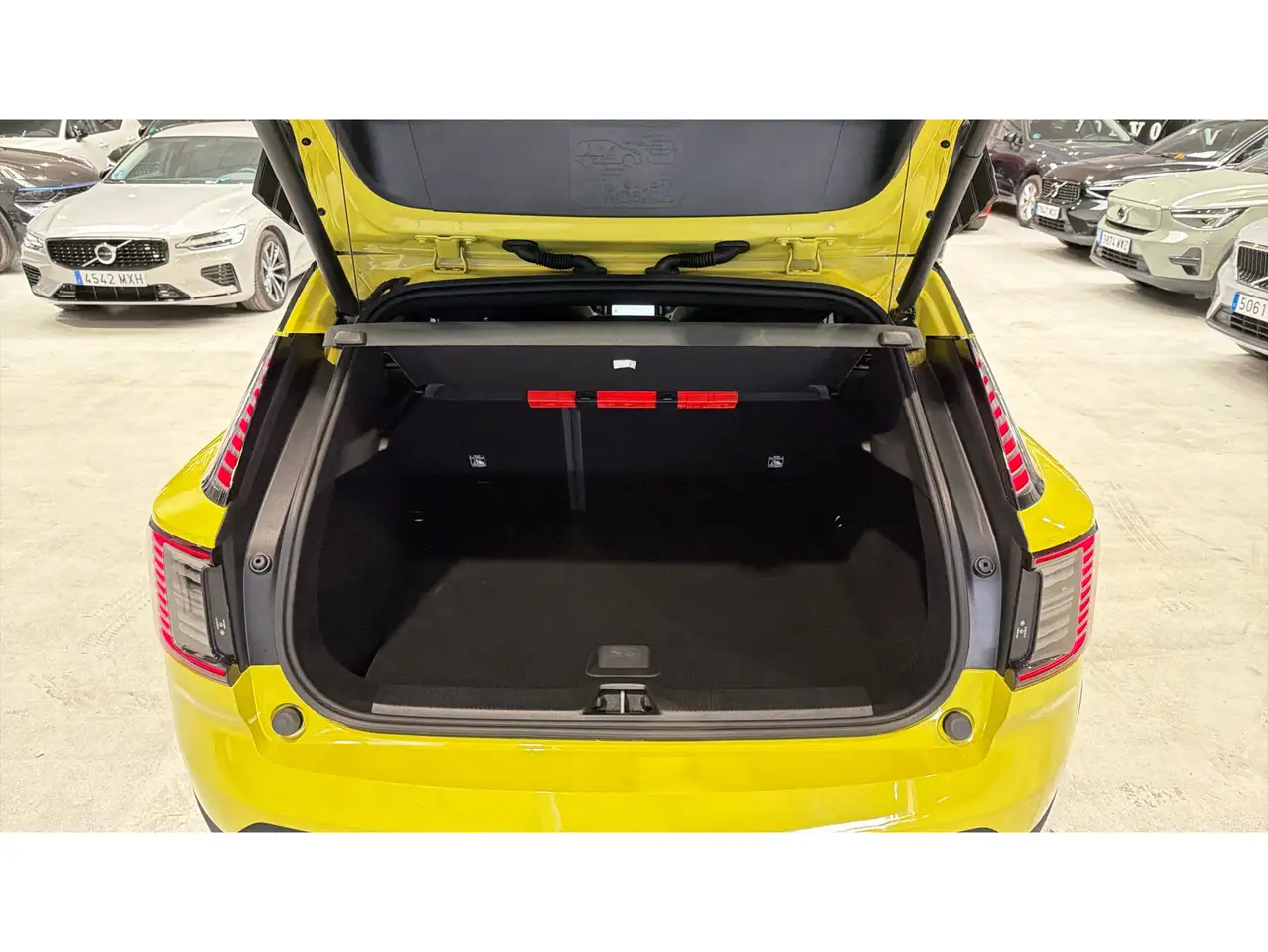 Volvo EX30 Single Plus RWD — معرض صور السيارة 13