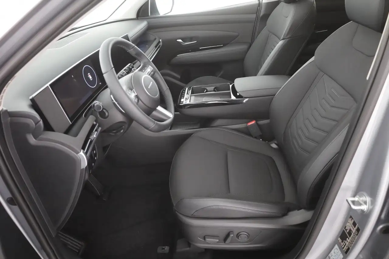 Hyundai TUCSON 1.6T-GDI PHEV DCT LED AWD Panorama AHK — Galería del vehículo 25