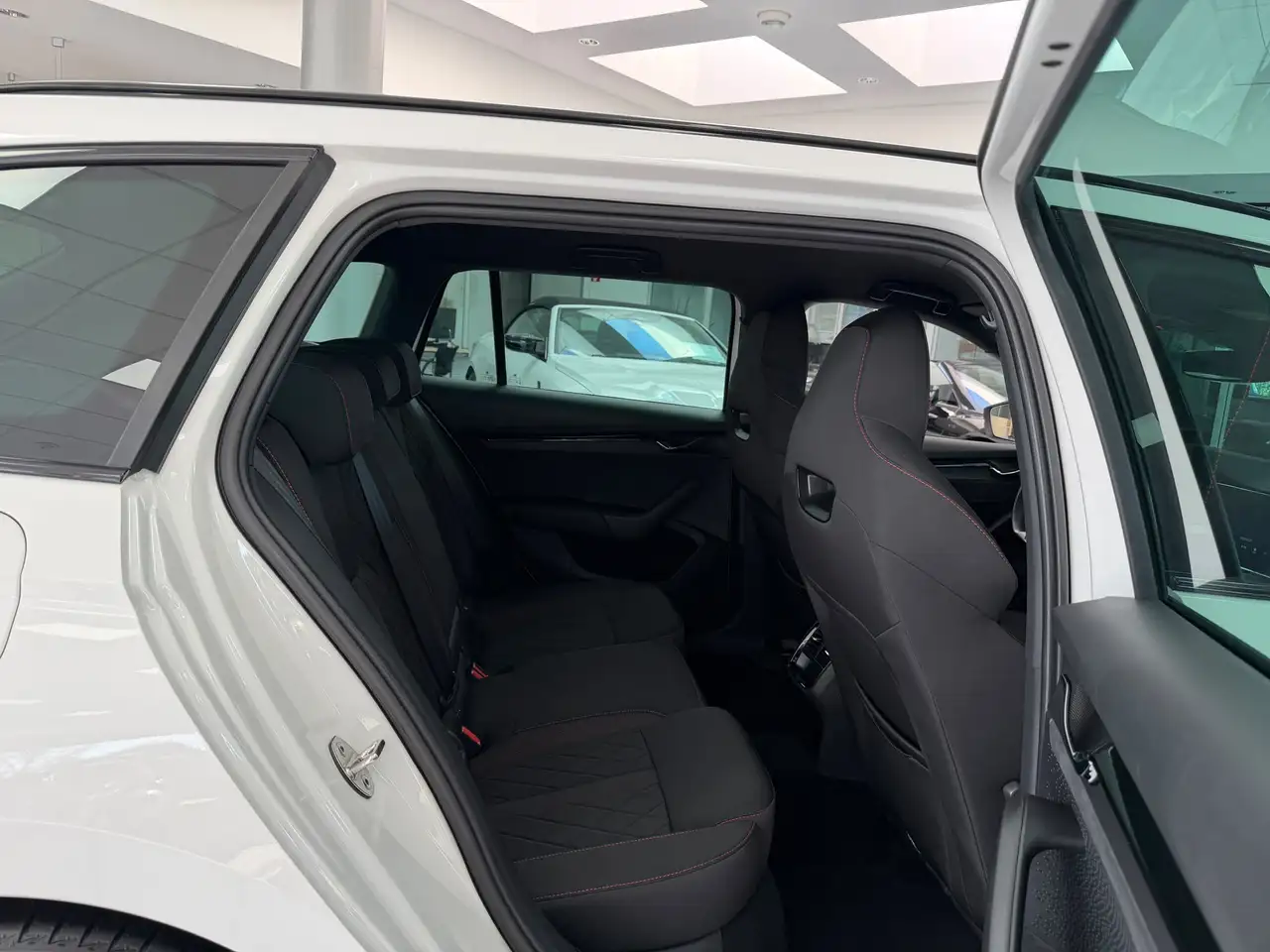 Skoda Octavia Combi RS 2.0 TSI*LED*VIRTU*CarPlay*DAB* — Vehicle gallery 18