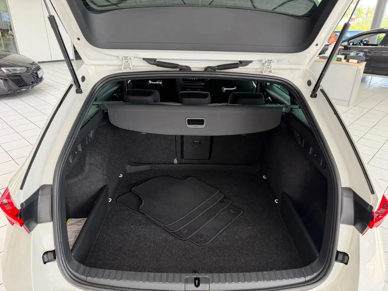 Skoda Octavia Combi RS 2.0 TSI*LED*VIRTU*CarPlay*DAB* — Vehicle gallery 20