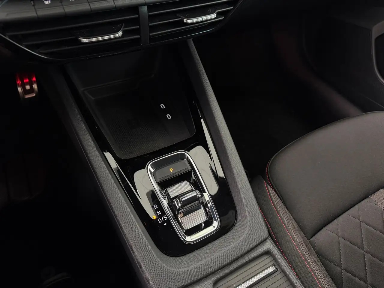 Skoda Octavia Combi RS 2.0 TSI*LED*VIRTU*CarPlay*DAB* — Vehicle gallery 11