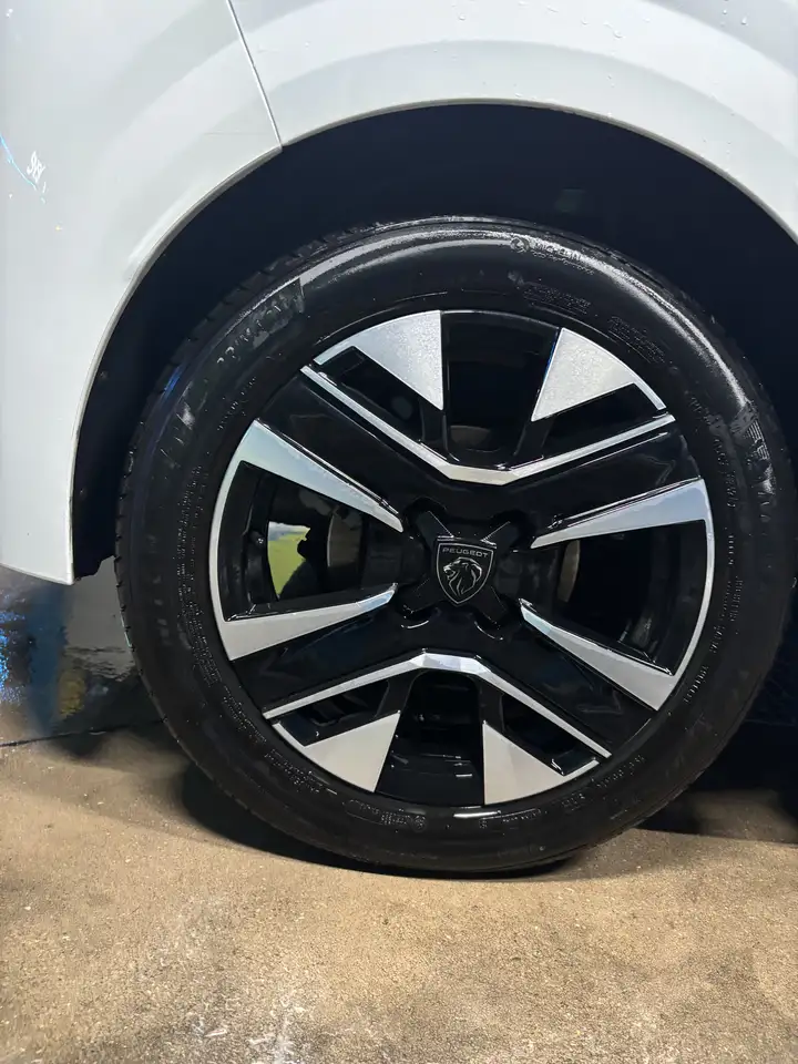 Peugeot 208 Allure Hybrid 100 e-DCS6 — معرض صور السيارة 18