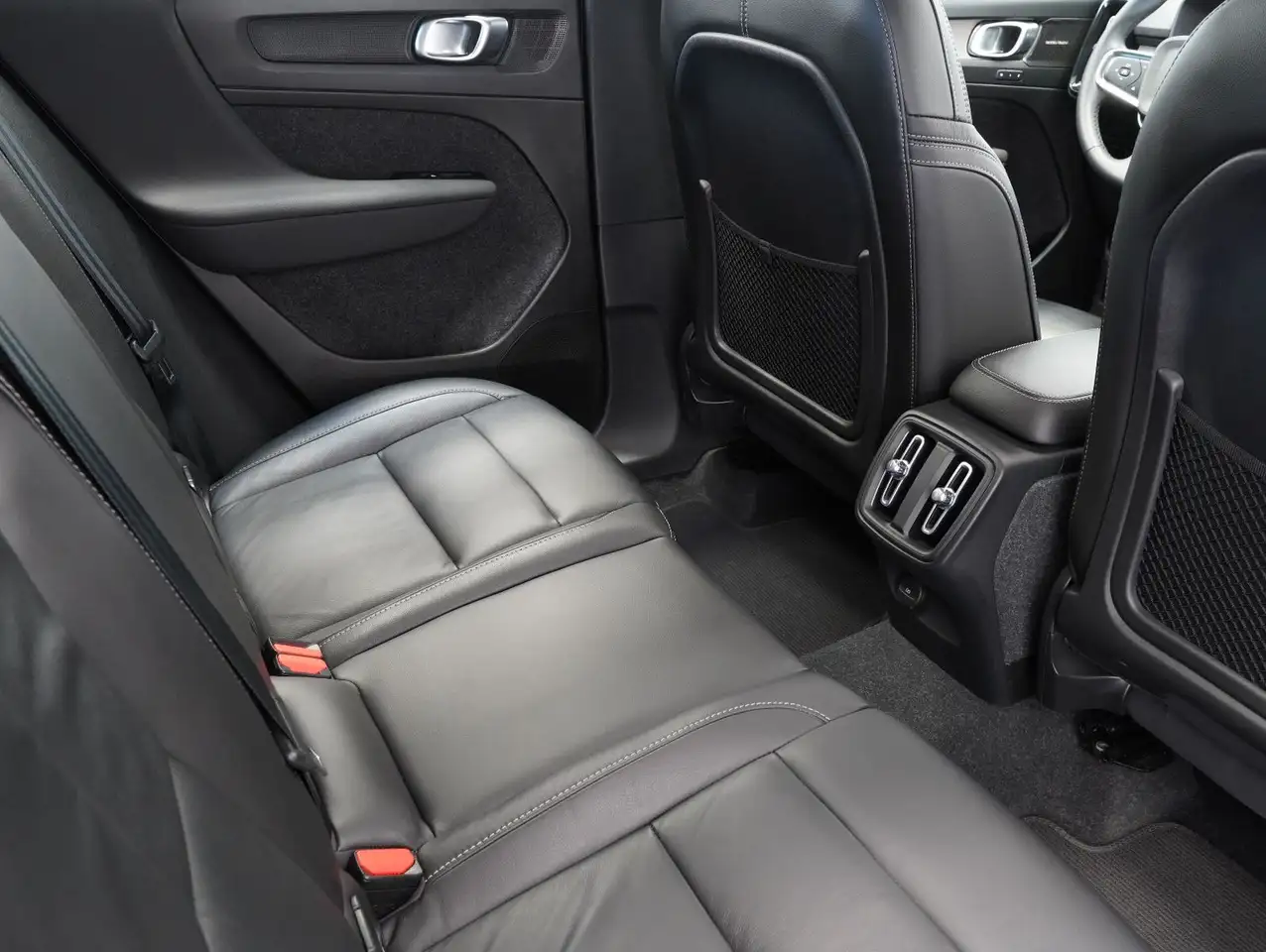 Volvo XC40 B4 B Plus Dark LEDER/NAVI/GOOGLE/LED — Galerie du véhicule 16