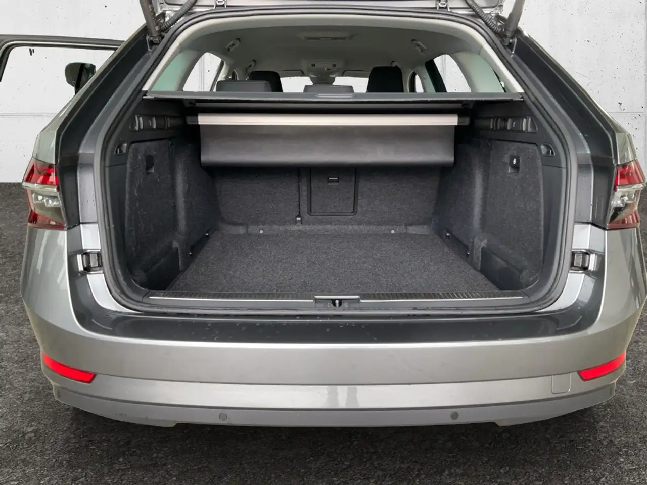 Skoda Superb Combi 1.5 TSI Style SHZ ACC MATRIX-LED — Vehicle gallery 18
