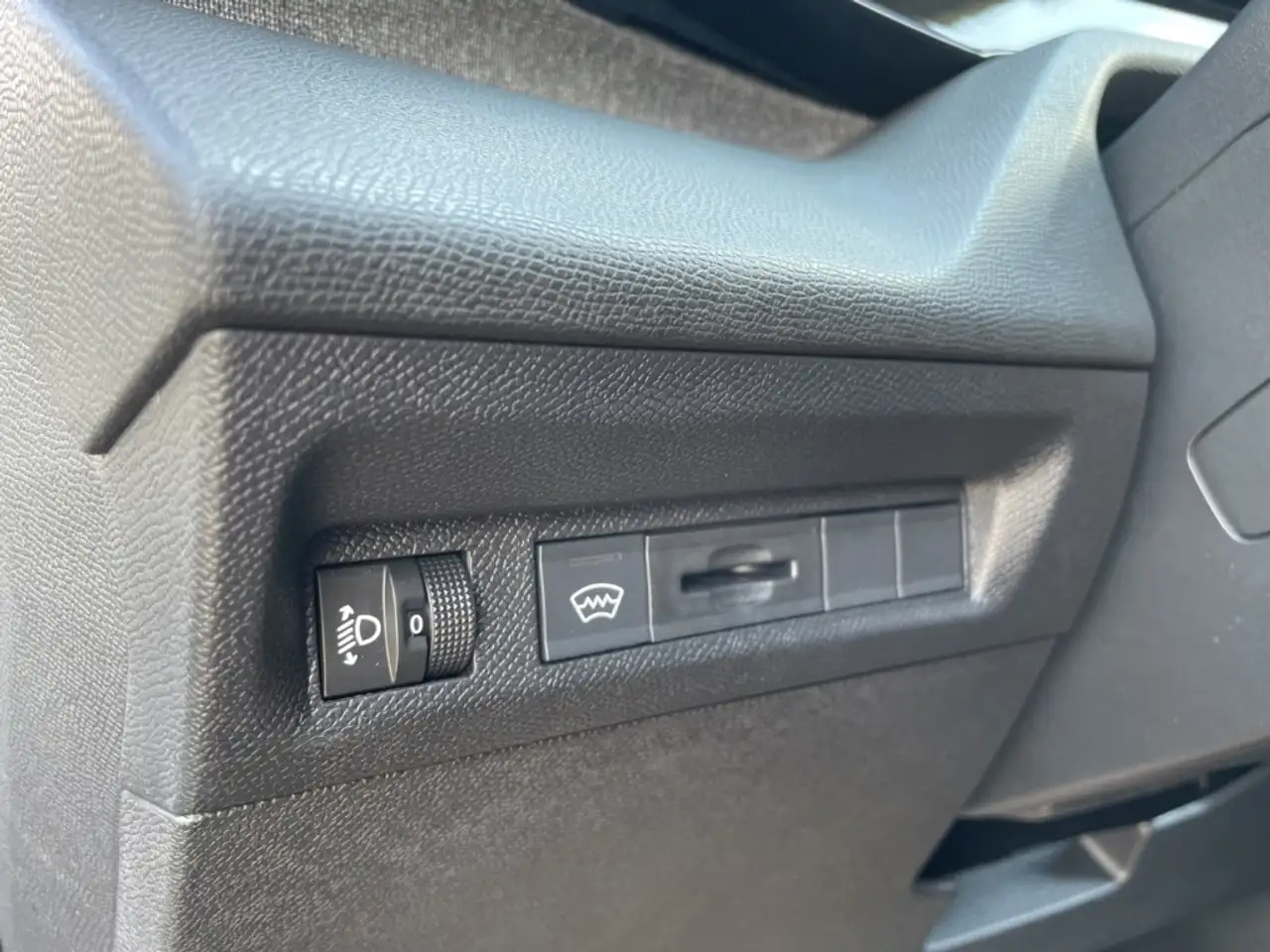 Peugeot 408 Allure PT 130 EAT8 Navi Memory Sitze Kamera LED AC — معرض صور السيارة 19
