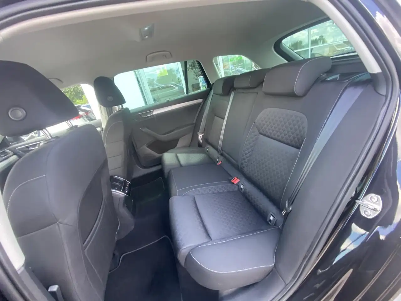 Skoda Superb Combi 1.5 TSI DSG KOMFORT-PLUS+SMART-LINK — Galería del vehículo 11