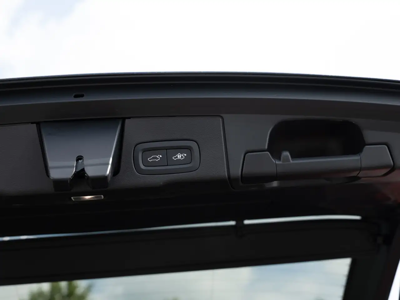 Volvo XC60 B4 Plus Dark 2WD — Galería del vehículo 32
