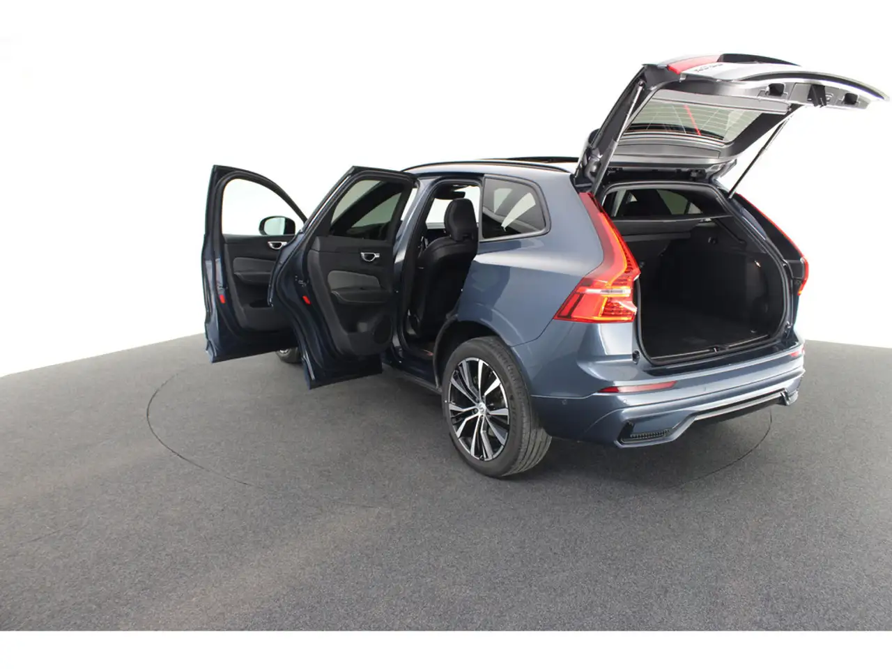 Volvo XC60 B4 Plus Dark 2WD — Galería del vehículo 24