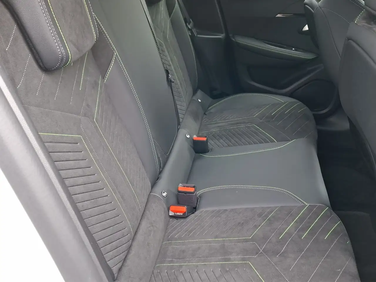 Peugeot 208 1.2 Hybrid 136 GT — معرض صور السيارة 18