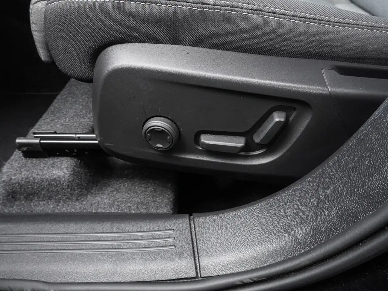 Volvo XC40 Plus Black Edition 2WD El. Panodach Digitales Cock — معرض صور السيارة 13