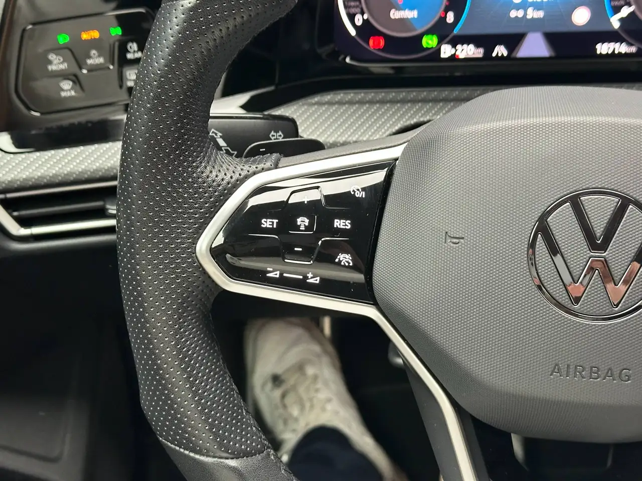 Volkswagen Golf Lim. 1.5 eTSI R-Line/Black Style*18Zoll*H&K*Matrix*Kamera* — معرض صور السيارة 17