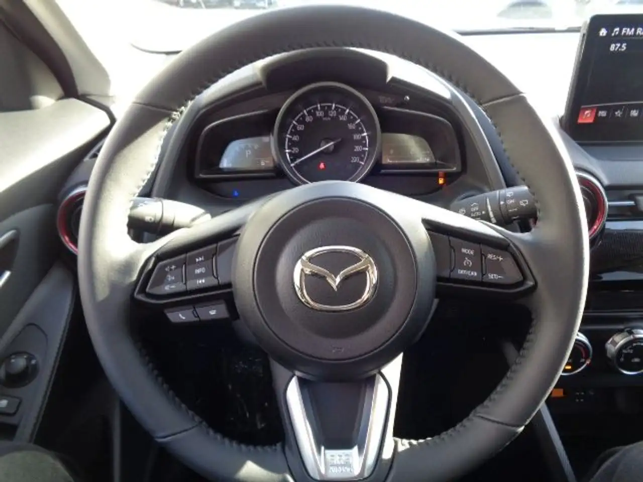 Mazda 2 1.5L 90PS HOMURA Automatik — Galería del vehículo 5
