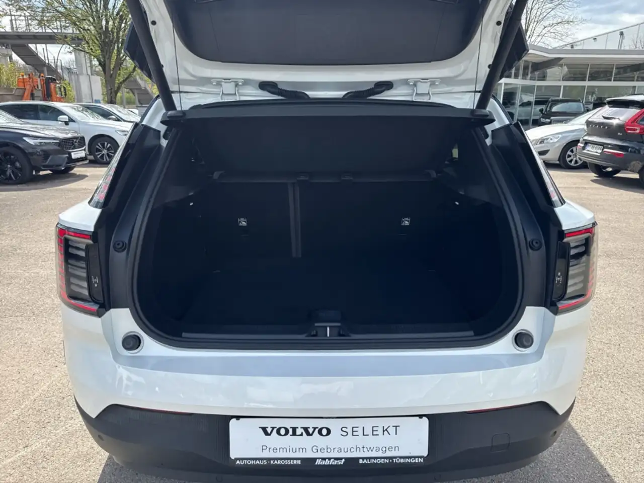 Volvo EX30 Plus Twin Motor AWD Performance StandHZG HarmanKar — معرض صور السيارة 11