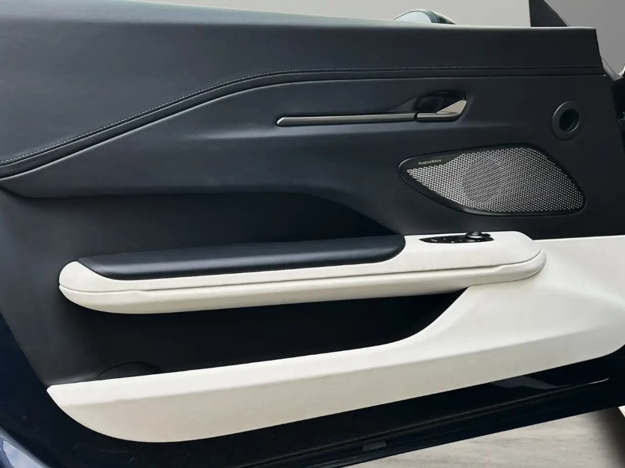 Aston Martin Vantage Seychelles Blue Bowers & Wilkins — Galerie du véhicule 30