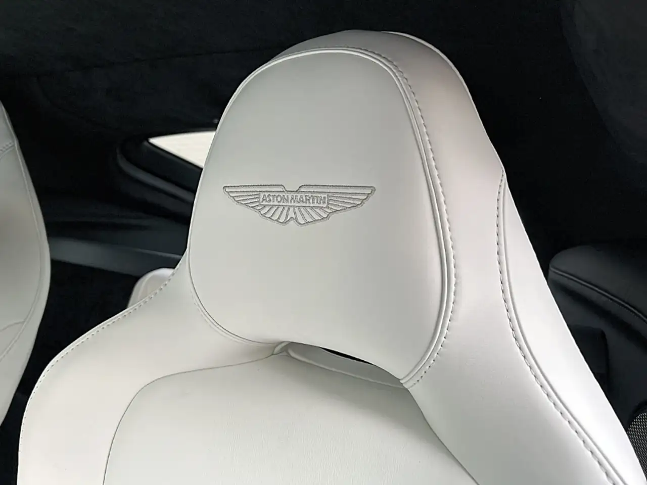 Aston Martin Vantage Seychelles Blue Bowers & Wilkins — Galerie du véhicule 14