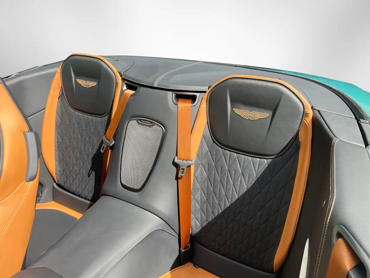 Aston Martin DB12 4.0 V8 Volante — Galería del vehículo 13