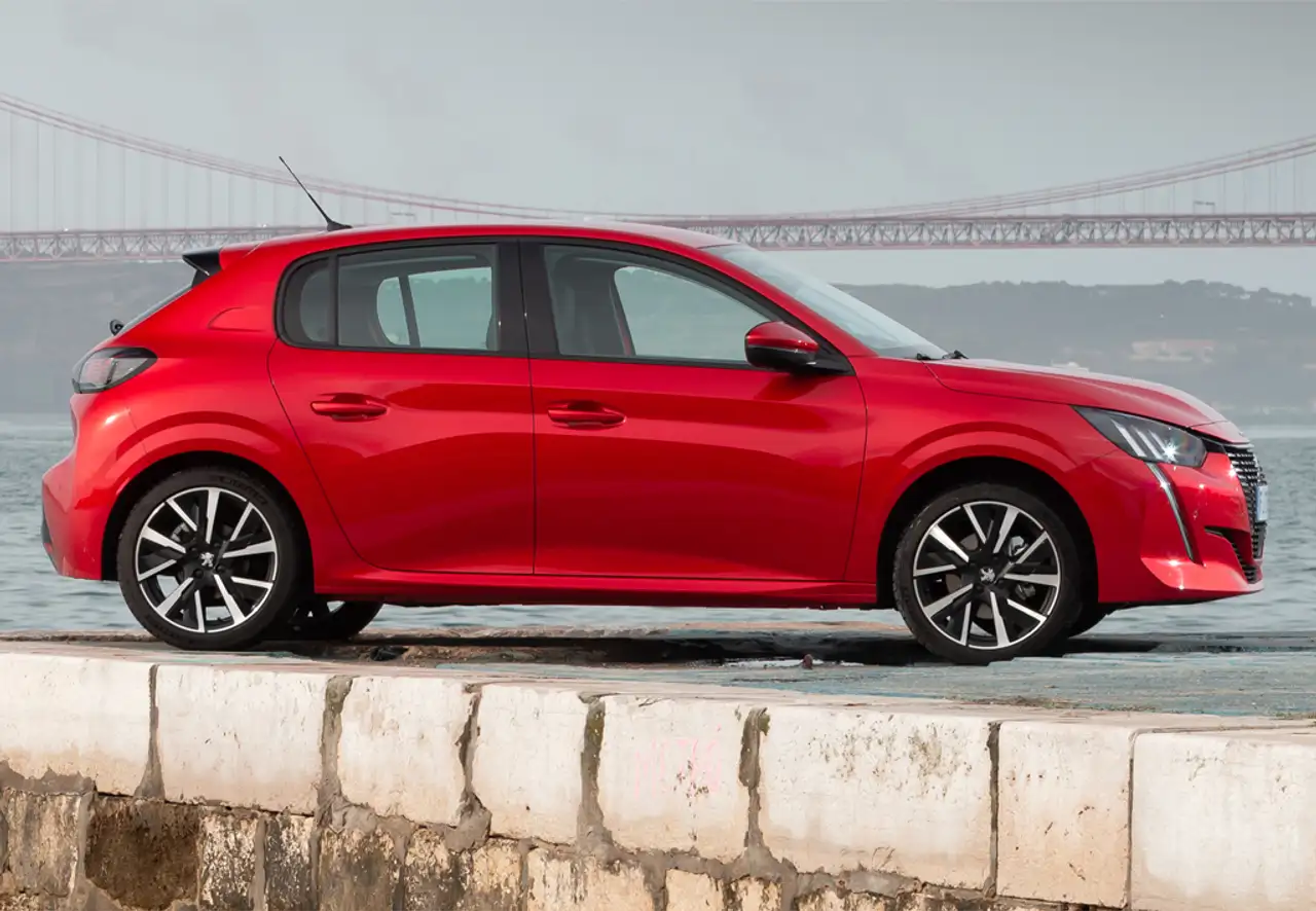 Peugeot 208 1.2 Hybrid Allure e-DCS6 100 — معرض صور السيارة 17