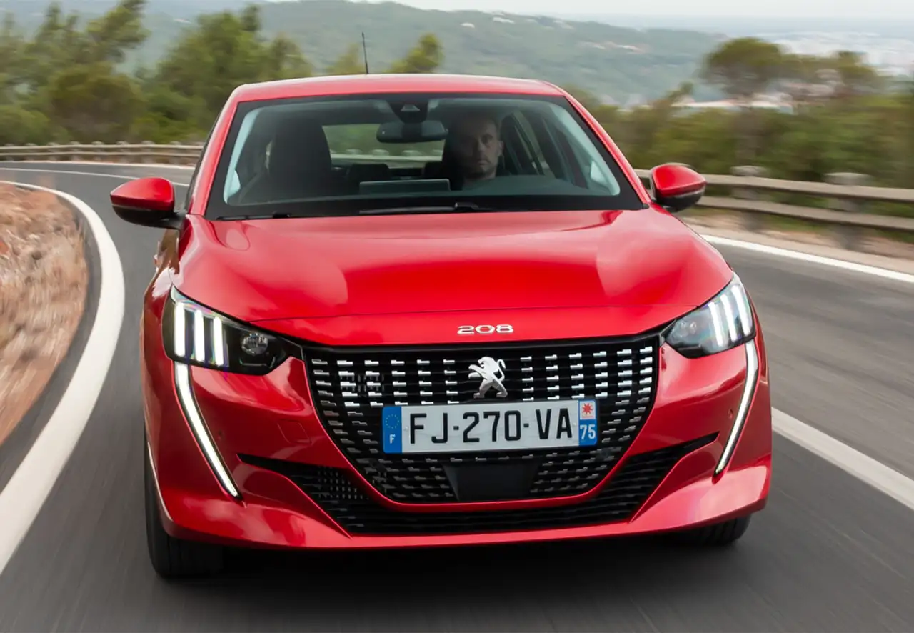 Peugeot 208 1.2 Hybrid Allure e-DCS6 100 — معرض صور السيارة 2