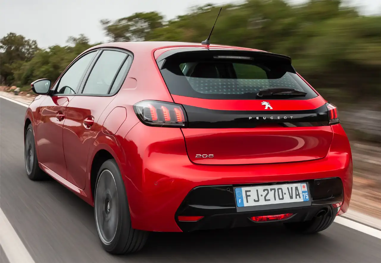 Peugeot 208 1.2 Hybrid Allure e-DCS6 100 — معرض صور السيارة 28