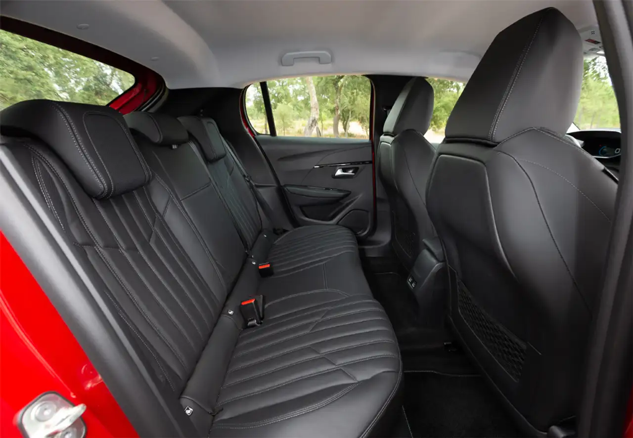Peugeot 208 1.2 Hybrid Allure e-DCS6 100 — معرض صور السيارة 27