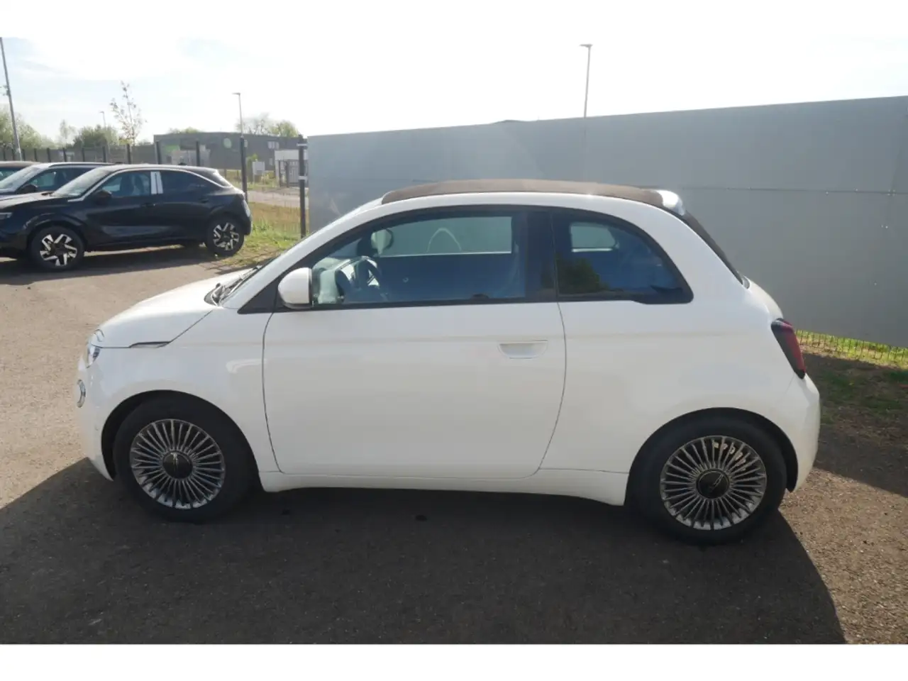 Fiat 500e AT 42 Kwh 118PS KOMFORT KAMERA SHZ ALU — معرض صور السيارة 6