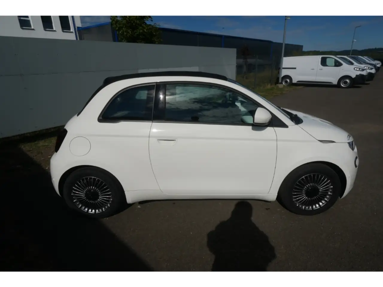 Fiat 500e AT 42 Kwh 118PS KOMFORT KAMERA SHZ ALU — معرض صور السيارة 2