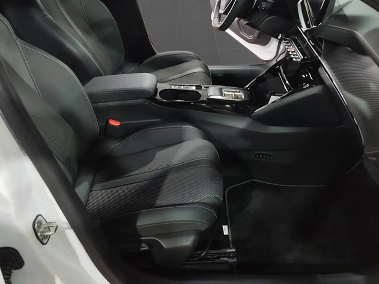 Peugeot 208 Hybrid 136 GT KAMERA PDC SHZ KLIMAAT FULL LED — معرض صور السيارة 9