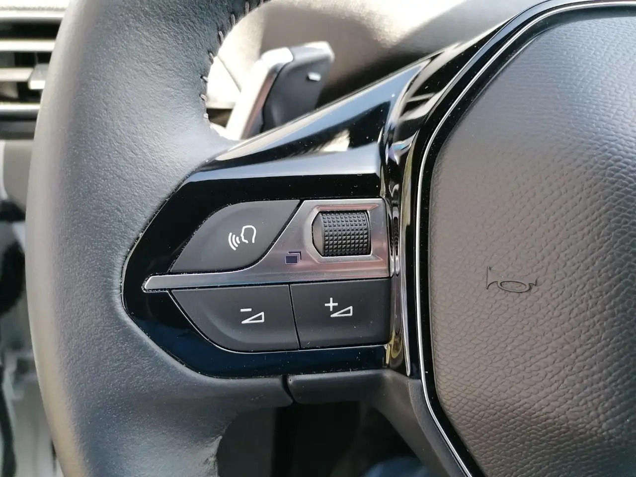Peugeot 3008 1.2 136 e-DSC6 Allure Pack Navi PDC LED — Galerie du véhicule 21