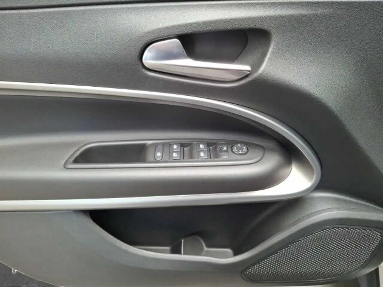 Jeep Avenger Avenger Benziner Altitude 1.2 MT FWD — Galería del vehículo 7