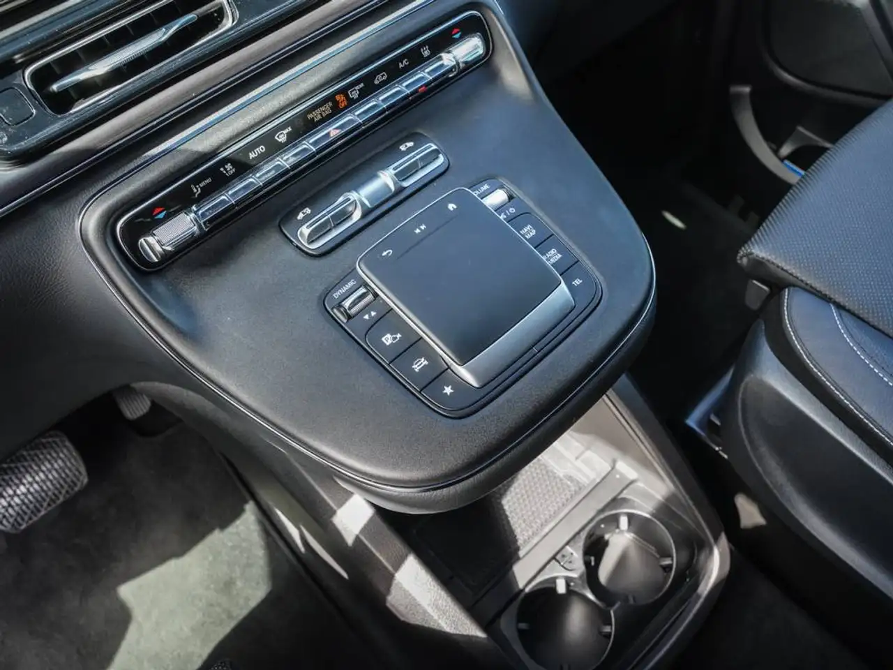 Mercedes-Benz EQV 300 lang Distronic AIRMATIC Kamera el.Türen — Galería del vehículo 19