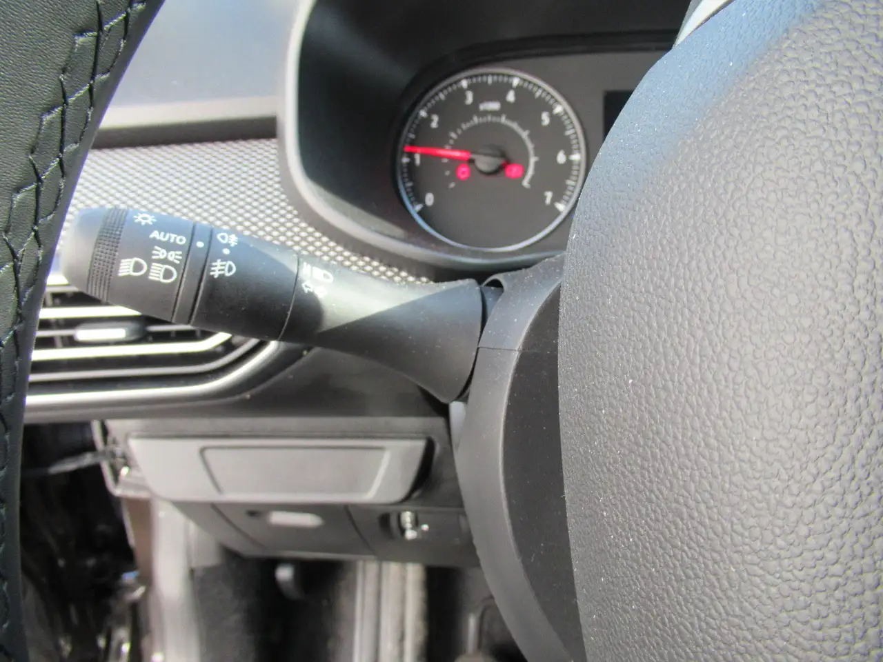 Dacia Logan Black Edition TCe 90 — Galería del vehículo 18