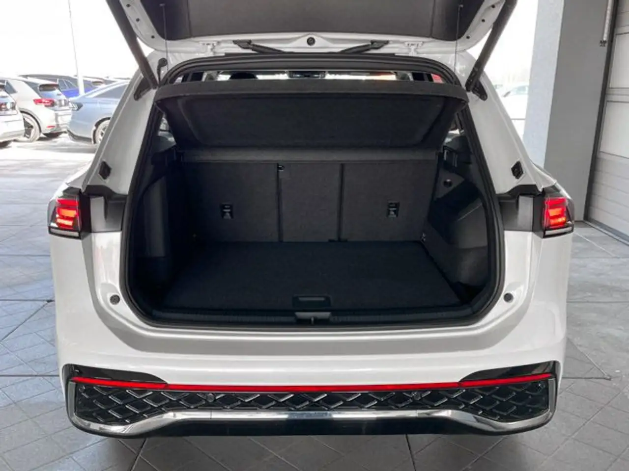 Volkswagen Tiguan 1.5 TSI DSG eHybrid R-Line Navi AHK HD-Ma — Galería del vehículo 19