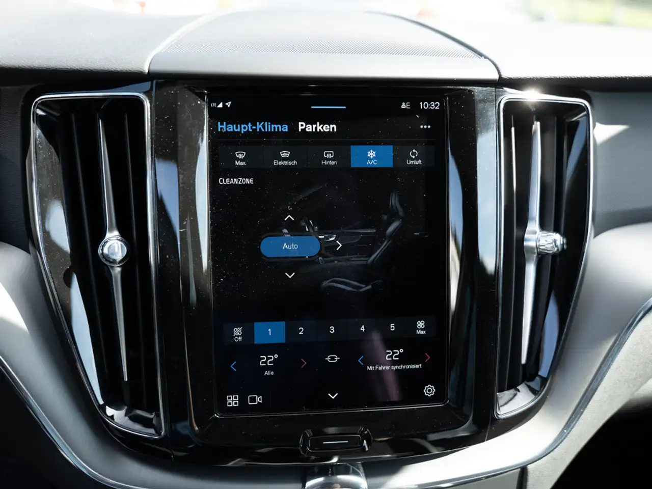 Volvo XC60 B4 Core KLIMA PDC KAMERA NAVI FACEL. LED — Galería del vehículo 38