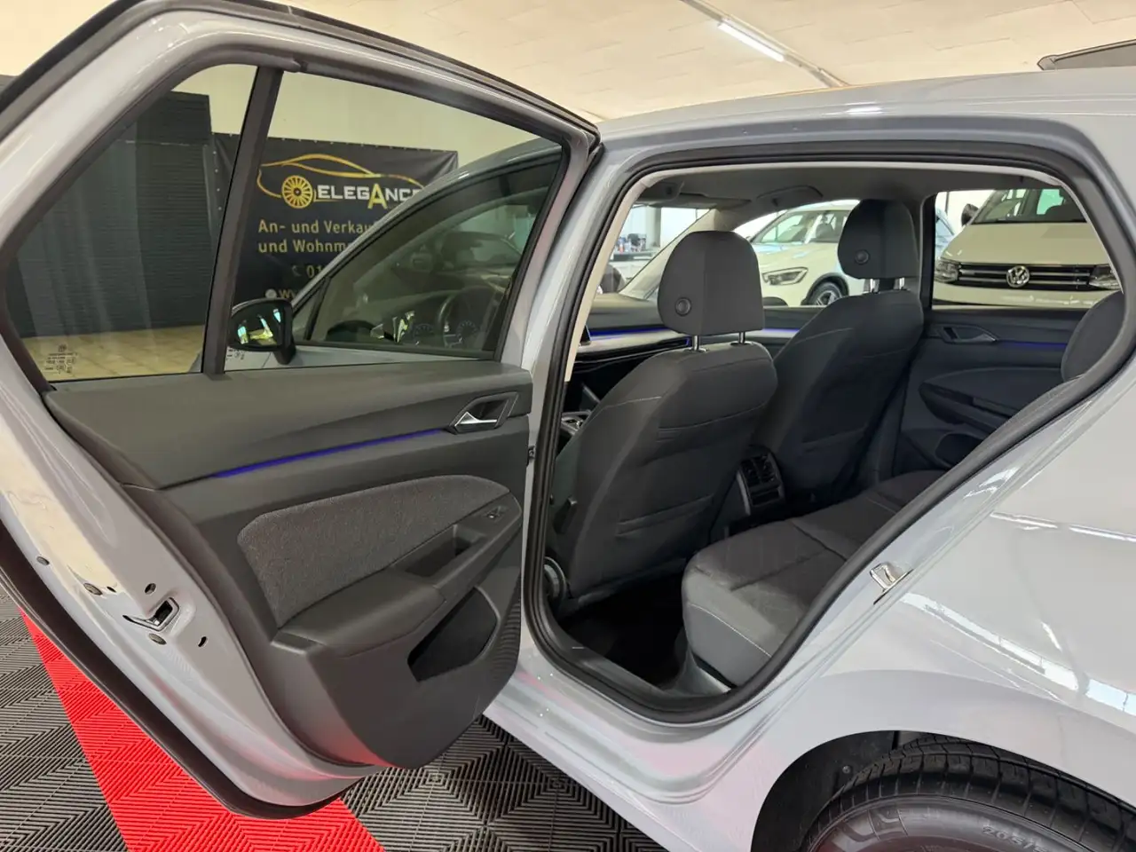 Volkswagen Golf VIII Lim. Life eTSI*KAMERA*AMBIENTE*LED* — Vehicle gallery 12