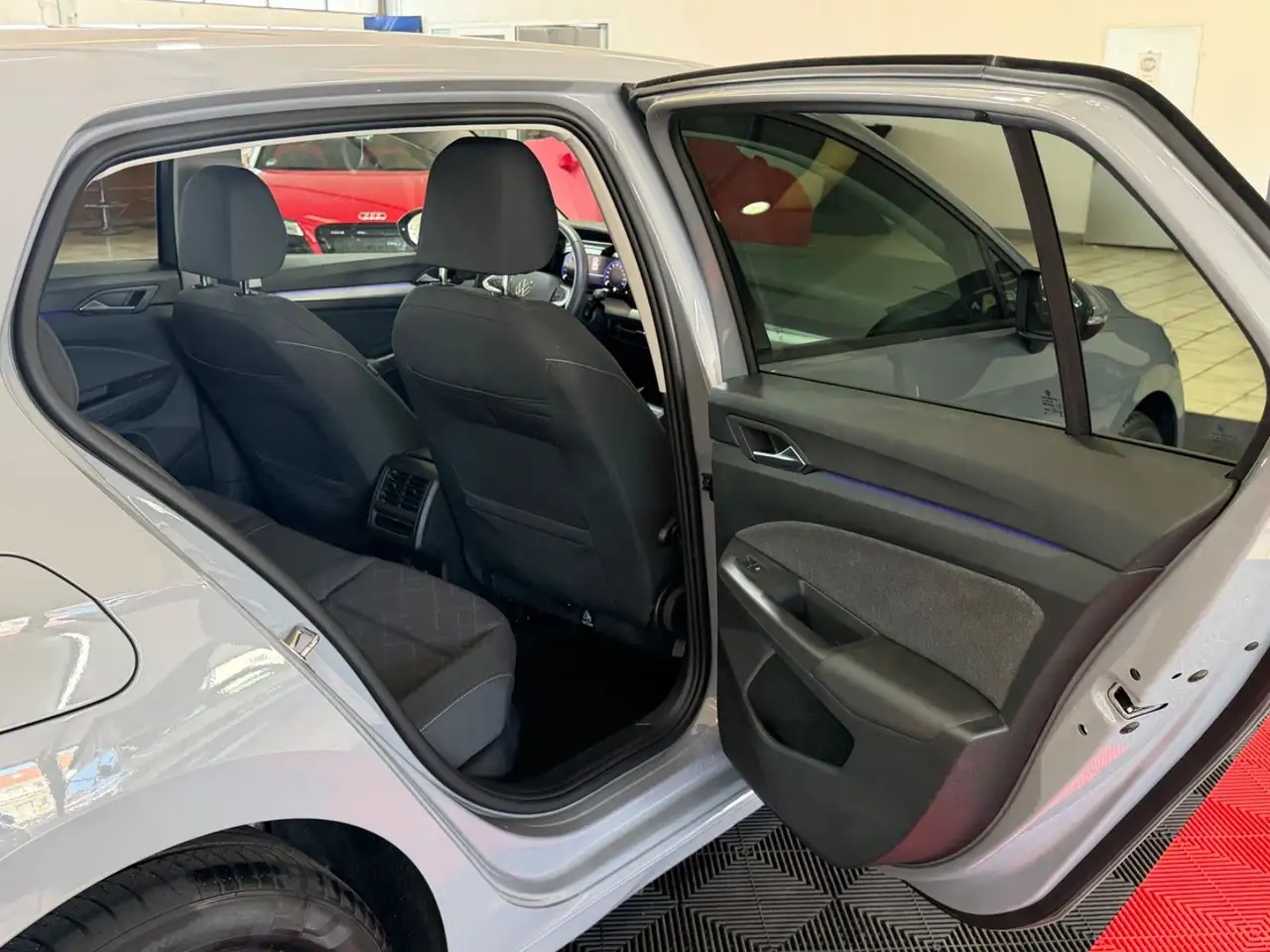 Volkswagen Golf VIII Lim. Life eTSI*KAMERA*AMBIENTE*LED* — Vehicle gallery 18