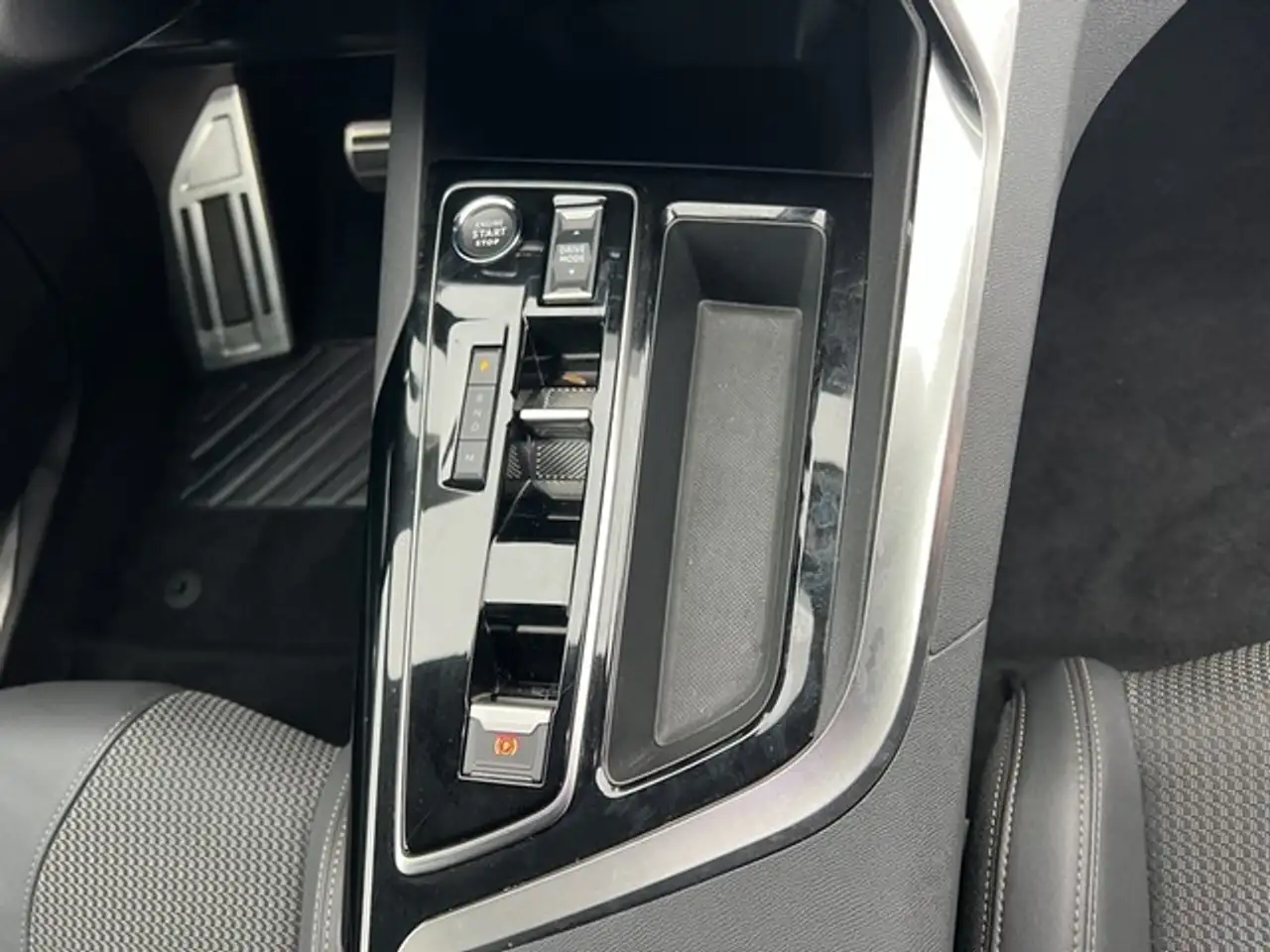 Peugeot 5008 Hybrid 136 GT 7-Sitzer +PANO+CAM+SHZ+LED+ — معرض صور السيارة 11