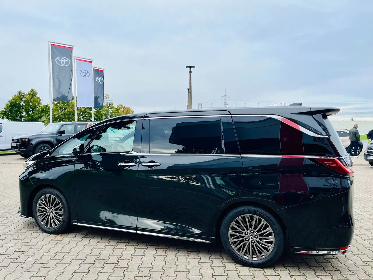 Lexus LM 350 h Executive — Galerie du véhicule 5