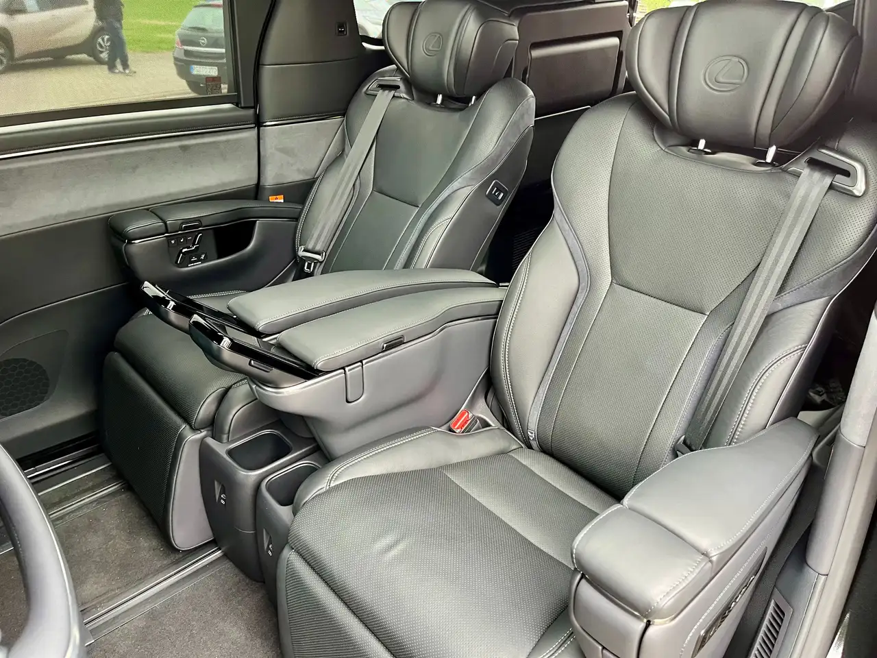 Lexus LM 350 h Executive — Galerie du véhicule 11