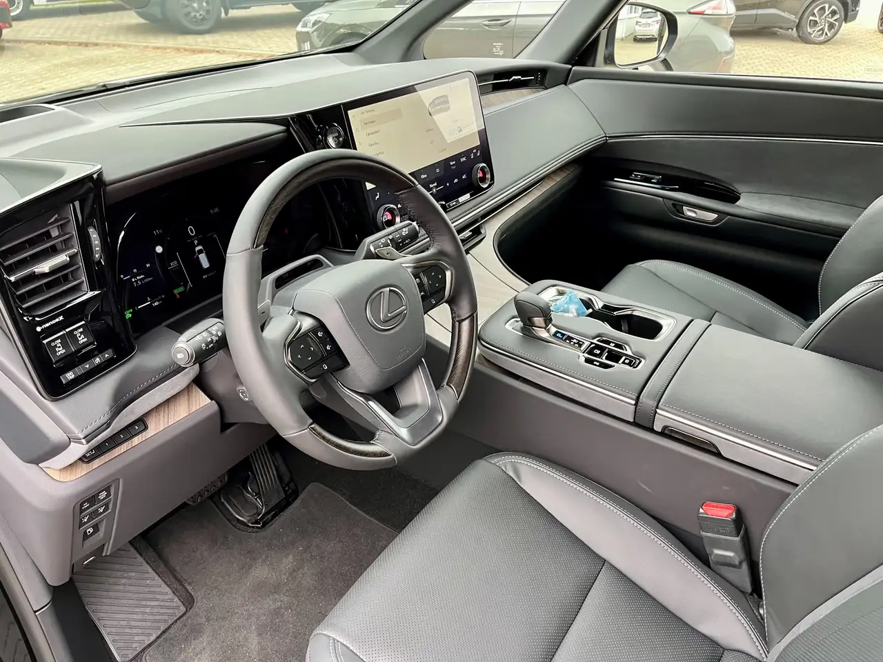 Lexus LM 350 h Executive — Galerie du véhicule 10