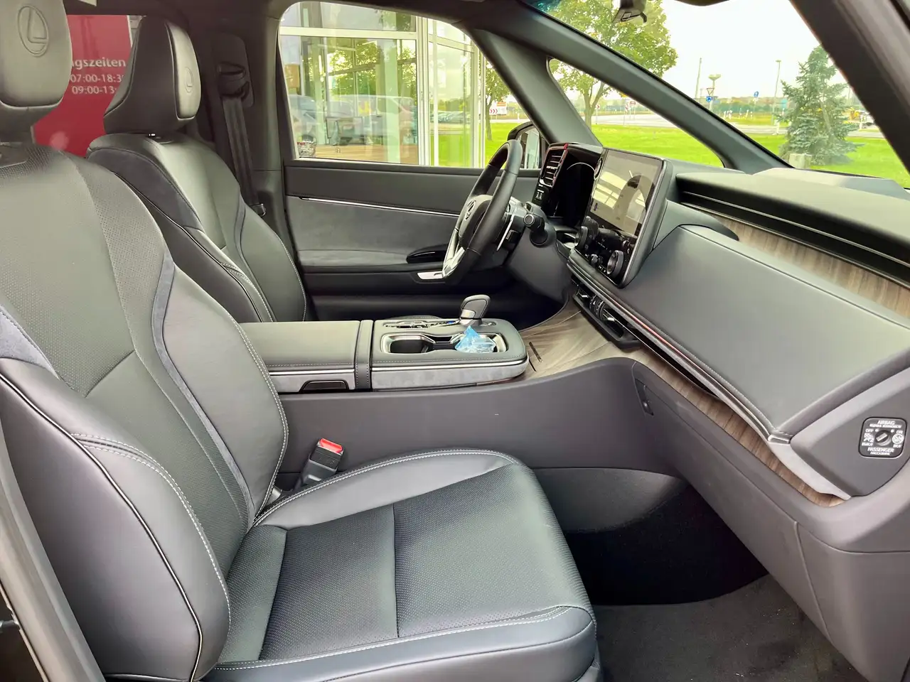 Lexus LM 350 h Executive — Galerie du véhicule 20