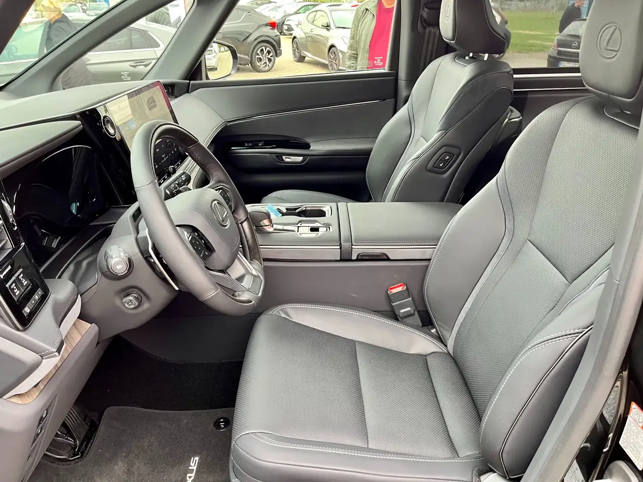 Lexus LM 350 h Executive — Galerie du véhicule 9