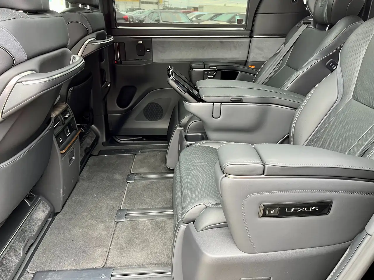 Lexus LM 350 h Executive — Galerie du véhicule 12