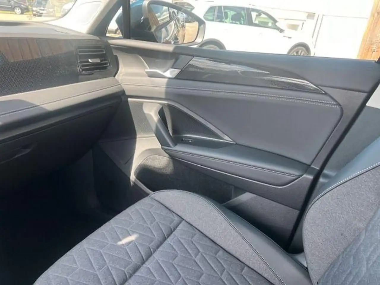Volkswagen Tiguan 1.5 eTSI 110 kW DSG Life NEUES MODELL*... — معرض صور السيارة 23